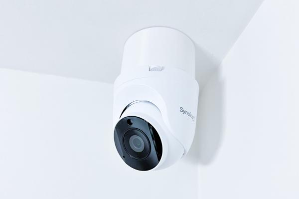 SYNOLOGY držiak s krytkou káblov pre kamery TC500 na stenu a strop, biely