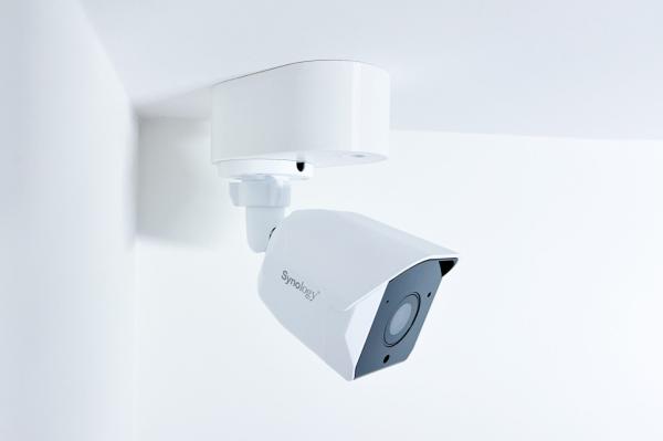 SYNOLOGY držák s krytkou kabelů pro kamery BC500 na stěnu a strop, bílý