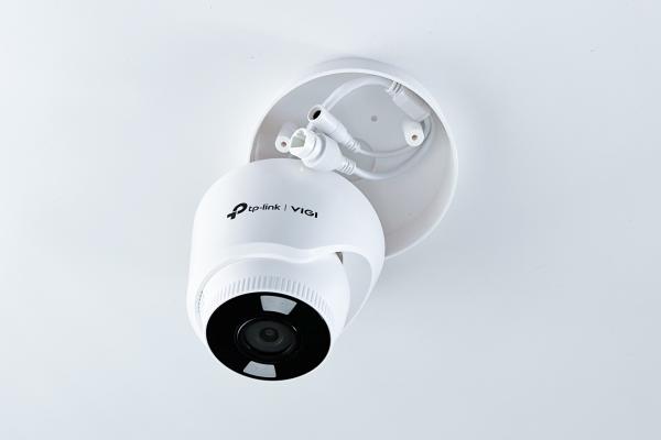 TP-LINK držák s kabelovou krytkou pro kamery VIGI C400/ C440/ C440-W na stěnu nebo strop bílý 