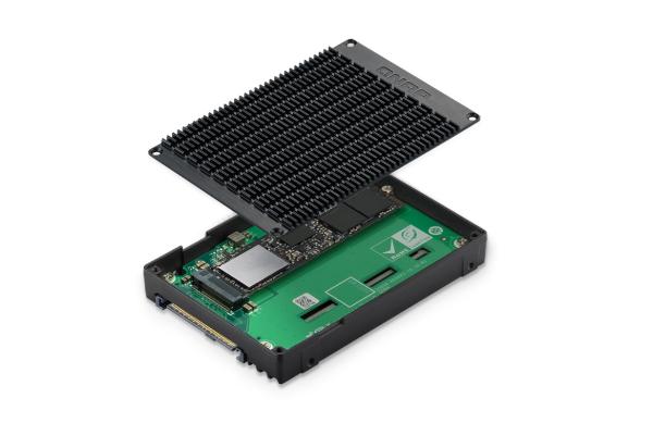 QNAP adaptér QDA-UMP4A (1x M.2 2280 PCIe 4.0 x4 NVMe SSD slot v 2, 5" U.2 PCIe 4.0 NVMe SSD rámečku)