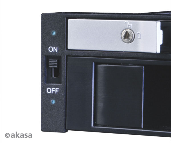 AKASA Lokstor M51 - 2.5 "a 3.5" HDD rack do 5, 25" 