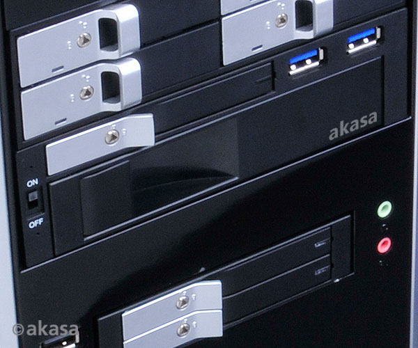 AKASA Lokstor M51 - 2.5 "a 3.5" HDD rack do 5, 25" 