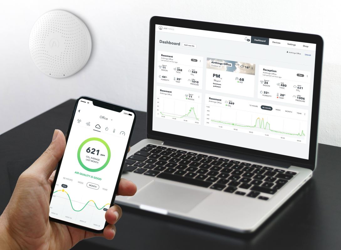 AirThings Wave plus - senzor kvality ovzduší, radonu, vlhkosti, teploty, VOC, CO2 a tlaku 