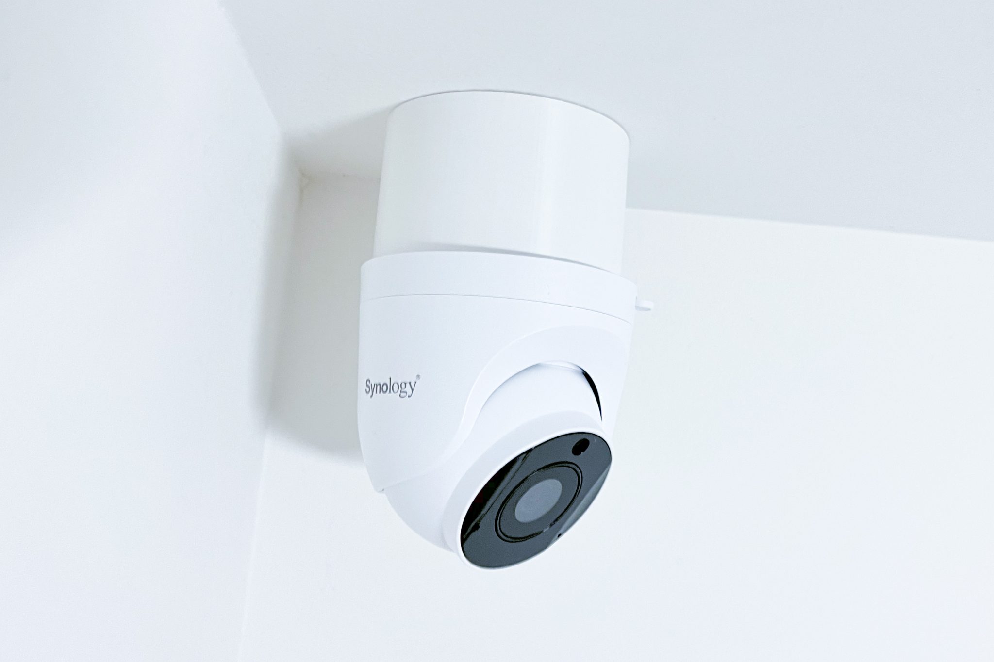 SYNOLOGY držiak s krytkou káblov pre kamery TC500 na stenu a strop, biely 