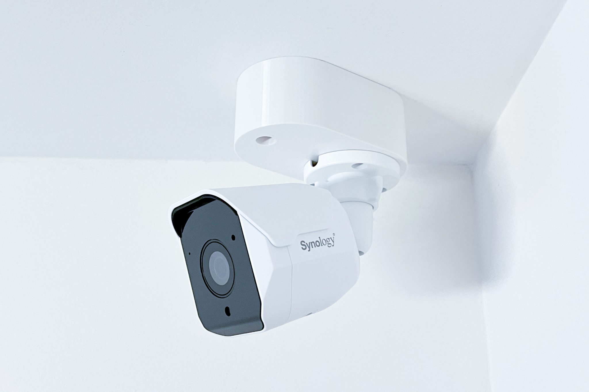 SYNOLOGY držiak s krytkou káblov pre kamery BC500 na stenu a strop, biely 