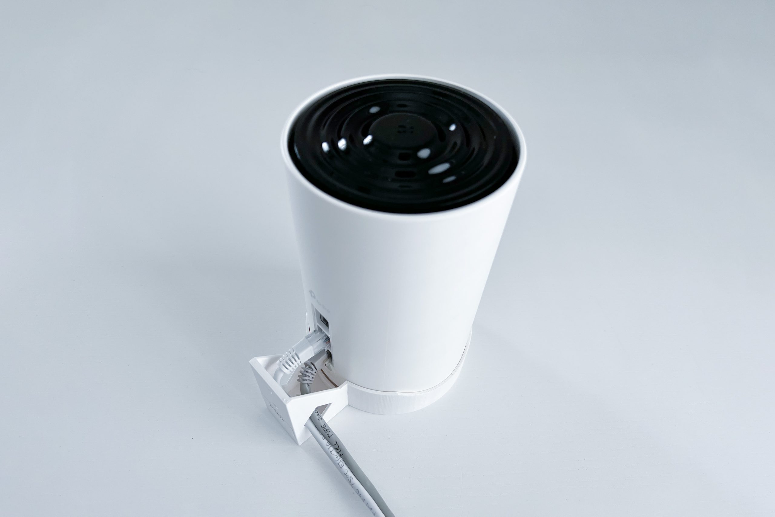 TP-LINK držiak s káblovou krytkou pre kamery VIGI C220/ C230/ C240 na stenu biely 