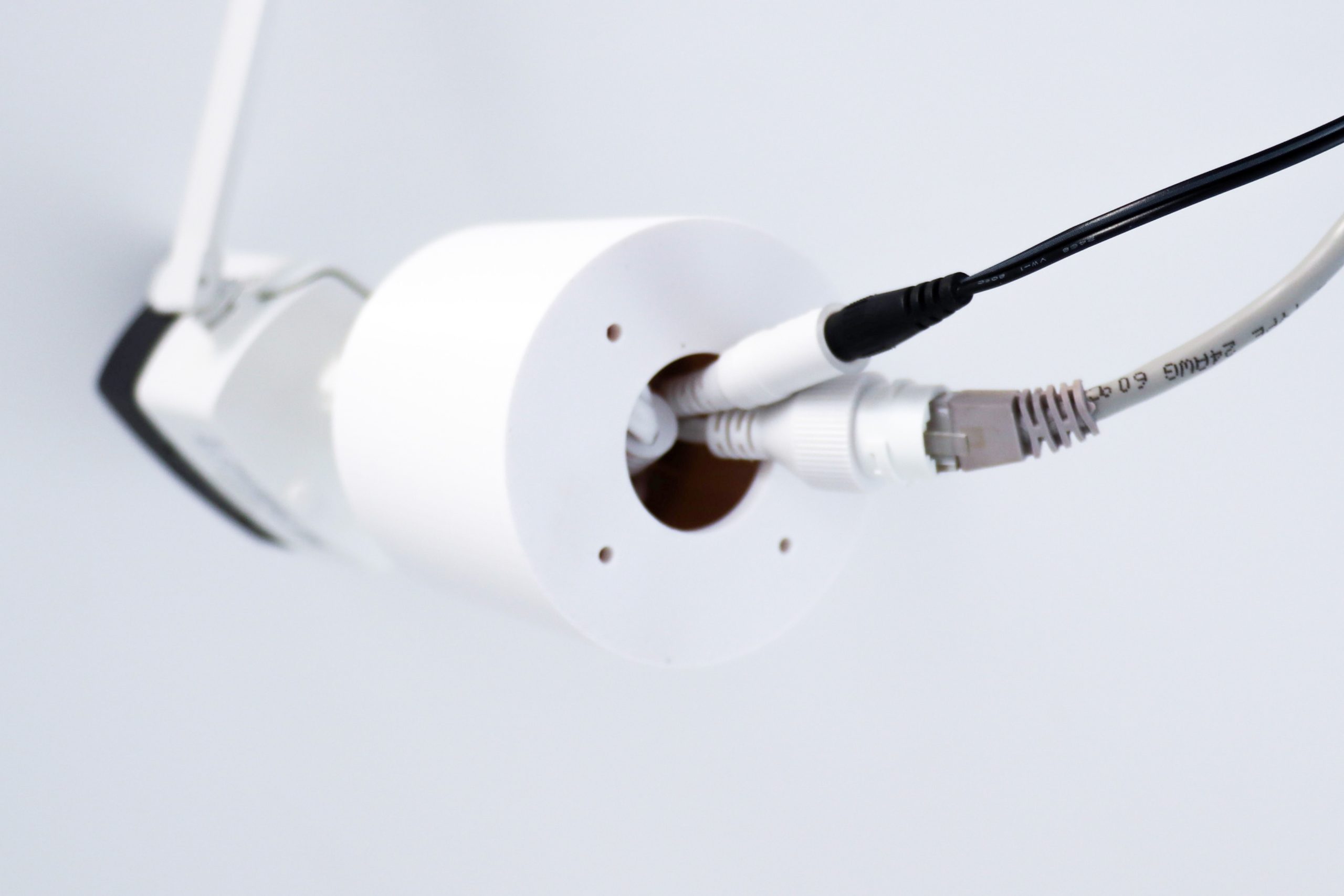TP-LINK držiak s kabel.krytkou pre VIGI 340/ 340-W na stenu, biely 