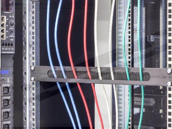TRITON 19" 1U horizontálne delený priechodný panel,  štetec,  otvor 350 x 21 mm,  sivý1