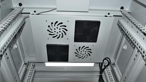 LEXI-Net 19" stojanový rozvaděč 42U 600x600 rozebiratelný,  ventilační jednotka,  termostat,  kolečka,  600kg,  sklo,  šedý2