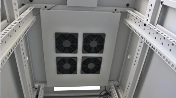 LEXI-Net 19" stojanový rozvaděč 27U 600x800 rozebiratelný,  ventilační jednotka,  termostat,  kolečka,  600kg,  sklo,  šedý0