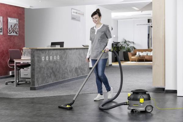 Karcher T 12/ 1 víceúčelový vysavač,  700 W,  12 l,  60 dB,  43 l/ s,  suché vysávání,  šestinásobný filtrační systém2