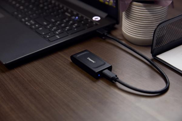 Kingston Externí SSD 2TB XS1000,  USB 3.2,  černá5