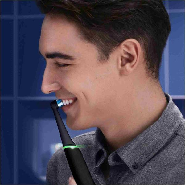 Oral-B iO6 elektrický zubní kartáček,  magnetický,  5 režimů,  displej,  umělá inteligence,  časovač,  černý0