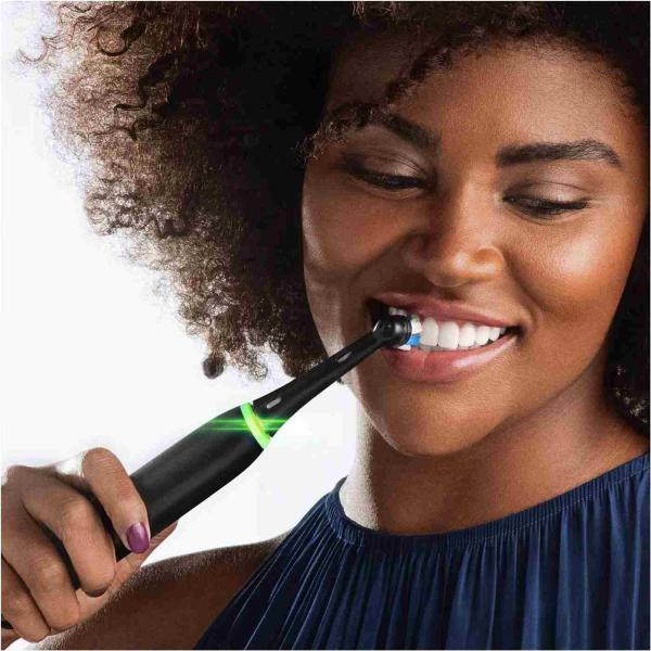 Oral-B iO Series 4 Matt Black elektrický zubní kartáček,  magnetický,  časovač,  tlakový senzor,  mobilní aplikace,  černý3