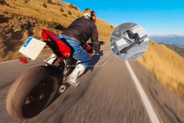 Insta360 držák na selfie tyč na motorku4