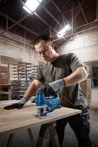 Bosch GST 750 kmitací pilka,  520 W,  hloubka řezu ve dřevě	75 mm,  stopka T,  příruční kufr3