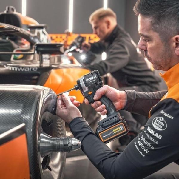 Dewalt DCF85MNT aku rázový utahovák edice McLaren 1 4" 206 Nm 18V bez aku6