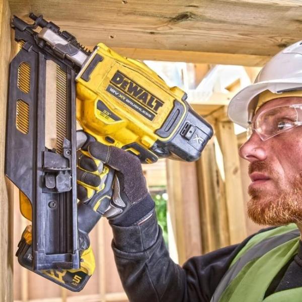 Dewalt DCN930P2 aku hřebíkovačka 18 V 2x5Ah3