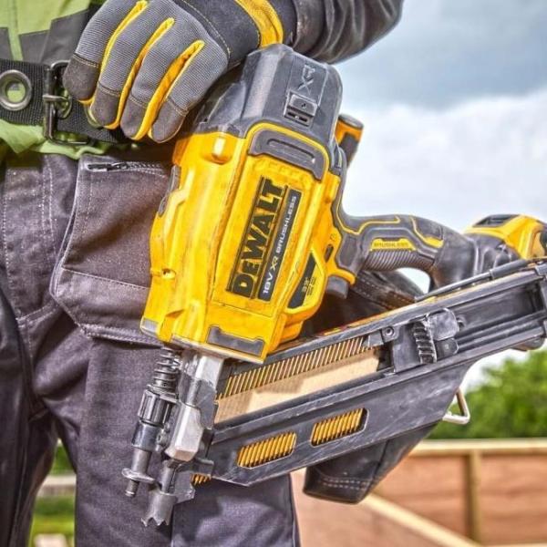 Dewalt DCN930P2 aku hřebíkovačka 18 V 2x5Ah4