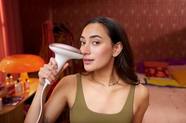 Philips Lumea IPL 7000 Series epilátor,  zastřihovač HP6388,  aplikace,  2 nástavce5