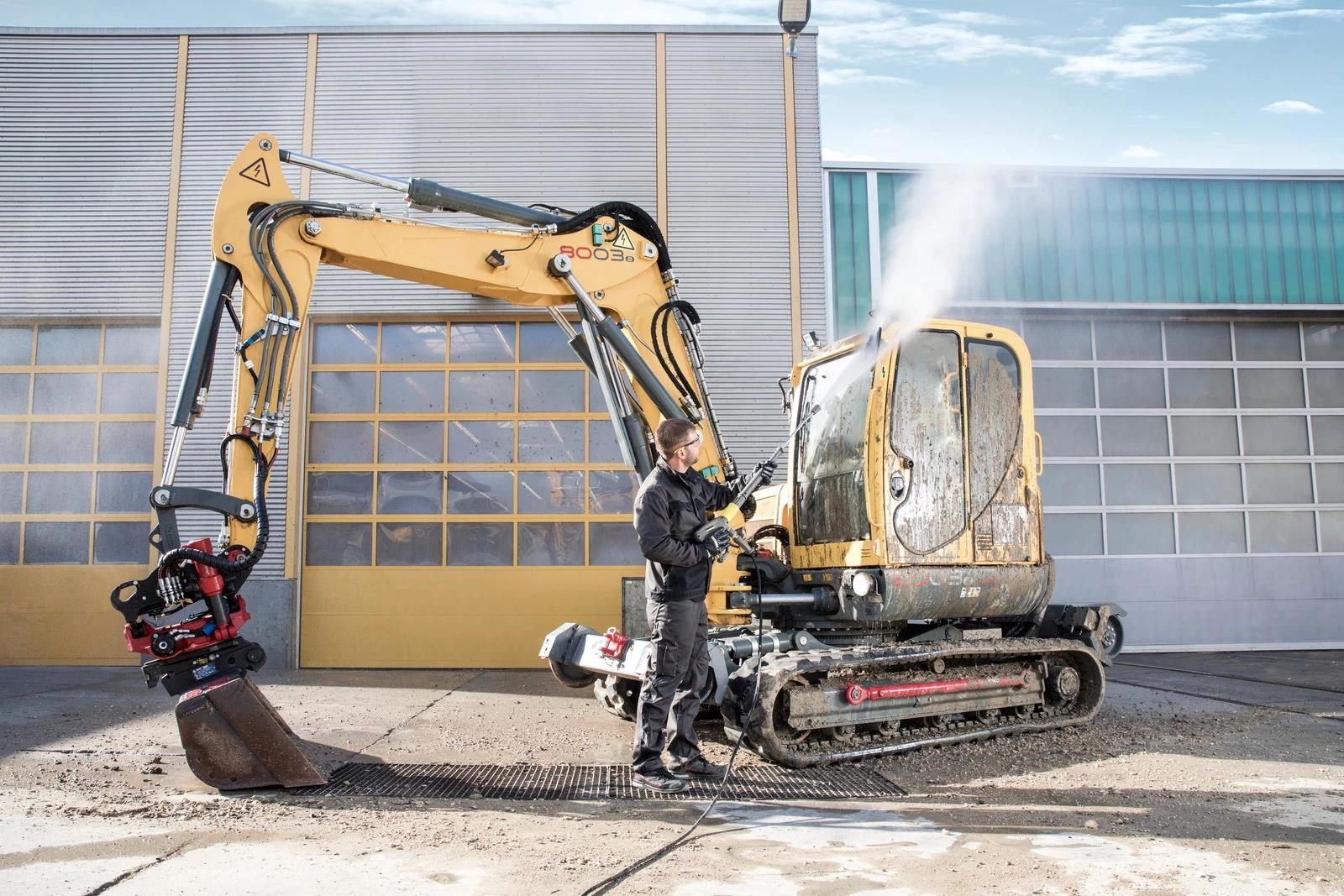 Karcher HD 7/ 17 M Plus vysokotlaký čistič,  4200 W,  255 bar,  700 l/ h,  třípístové axiální čerpadlo,  posuvná rukojeť2 