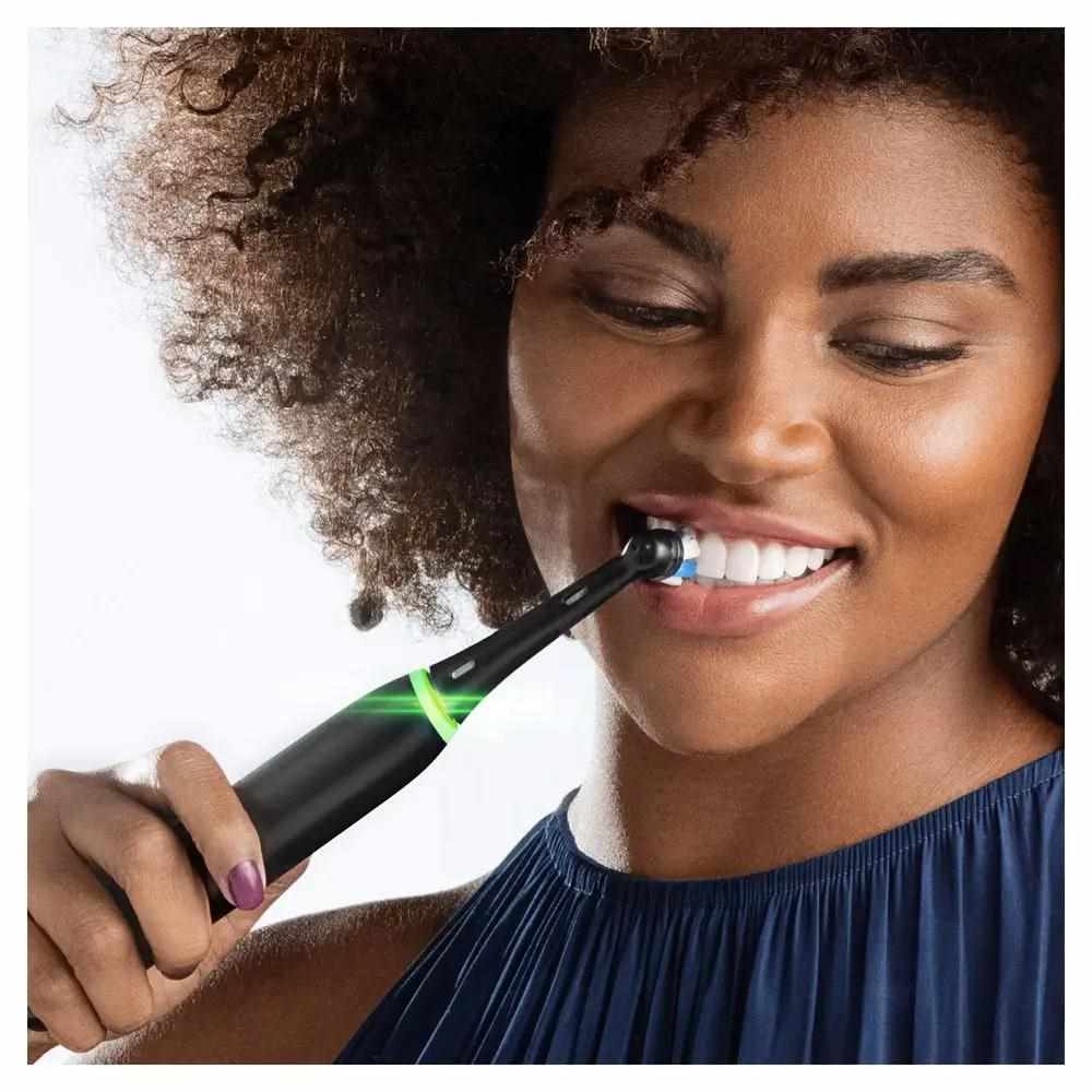 Oral-B iO Series 5 Matt Black elektrický zubní kartáček,  magnetický,  5 režimů,  tlakový senzor,  AI,  pouzdro4 