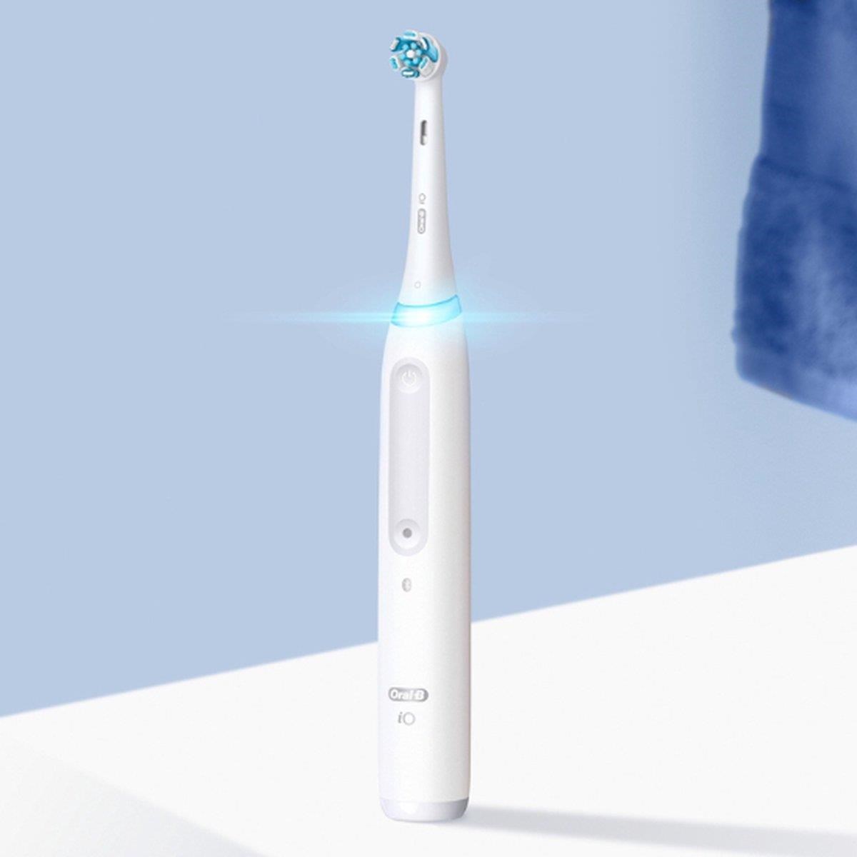 Oral-B Oral Health Center + iO Series 4 White set elektrického zubního kartáčku a ústní sprchy,  bílá4 