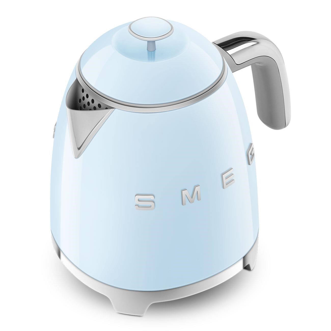 Smeg KLF05PBEU mini rychlovarná konvice, 0,8 l / 3 šálky, 1400 W, styl 50. let, pastelově modrá4 