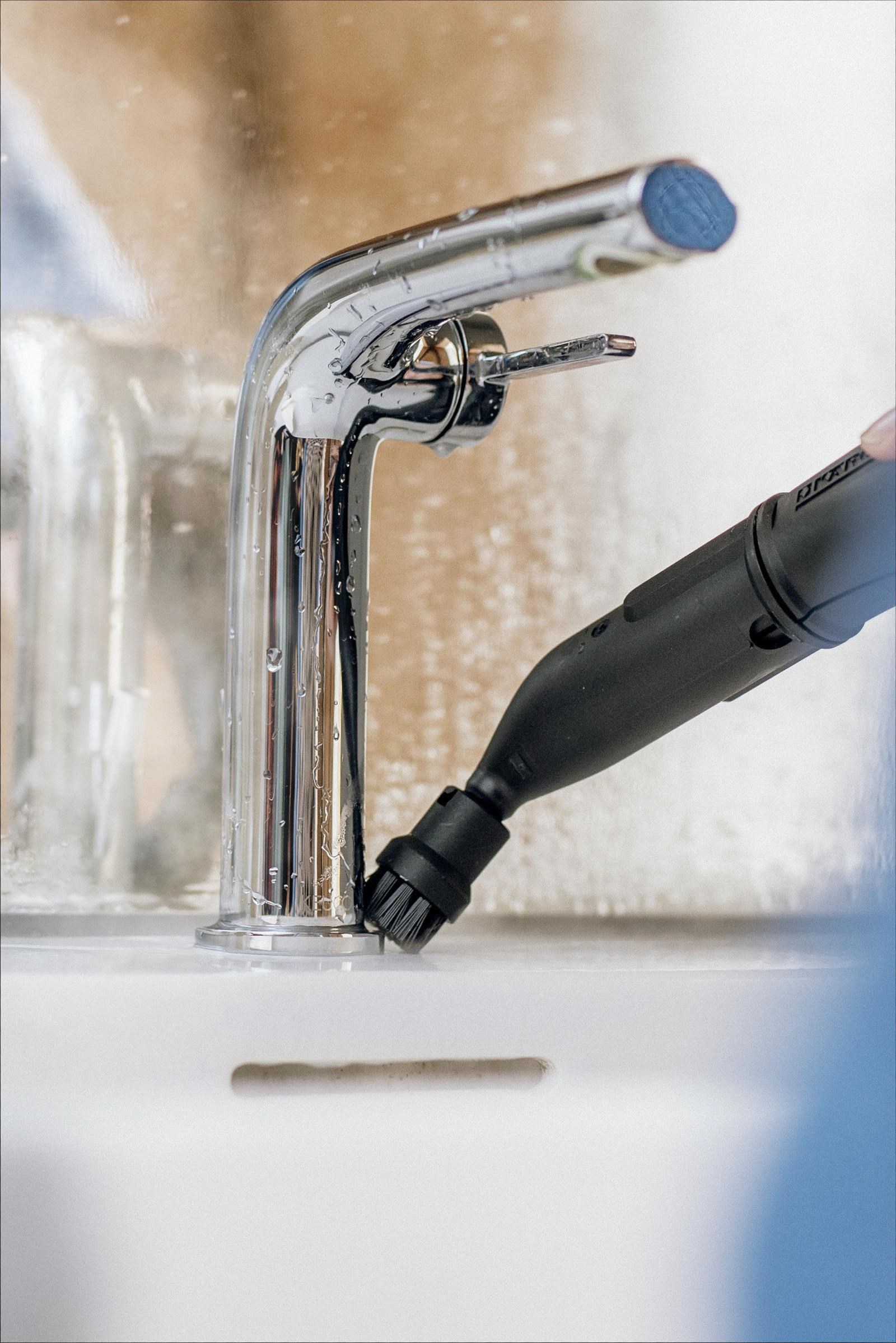 Kärcher SC 5 EasyFix Iron parní čistič,  2250 W,  4.2 bar,  zabíjí až 99.999 % virů a 99, 99 % bakterií,  napařovací žehlička6 