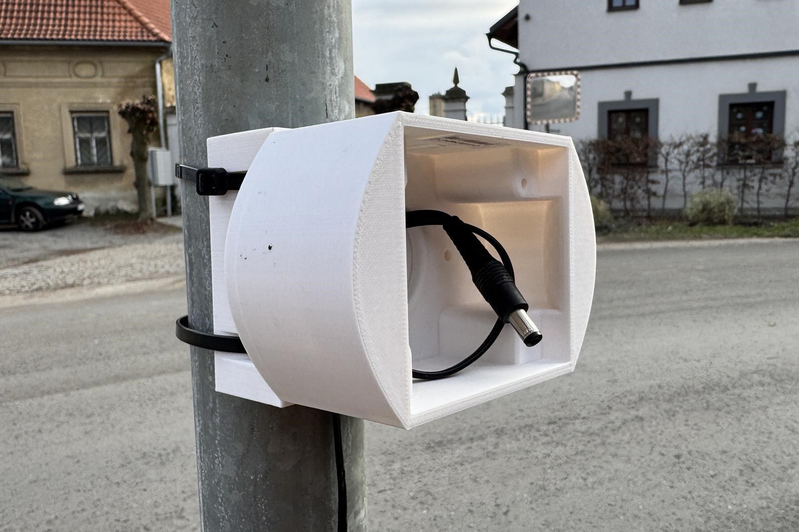 TP-LINK adaptér držáků kamer D-TC3XX-C, D-TC5XX-C, D-TC5XX-CL pro uchycení na sloup (60-130mm),  bílý s krytkou kabelů(1ks)11 