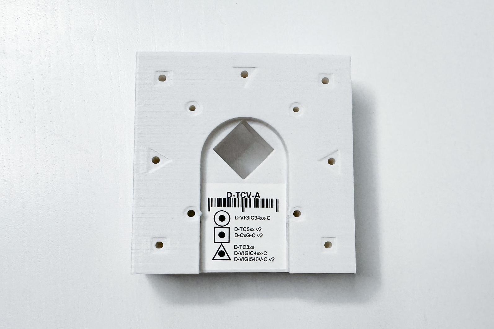 TP-LINK adaptér držáků kamer D-TC3XX-C, D-TC5XX-C, D-TC5XX-CL pro uchycení na sloup (60-130mm),  bílý s krytkou kabelů(1ks)7 