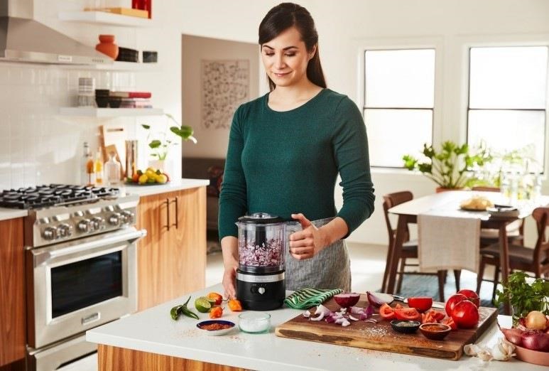 KitchenAid kuchyňský robot, bezdrátový, 2 různé rychlosti, Li-Ion baterie, černá5 
