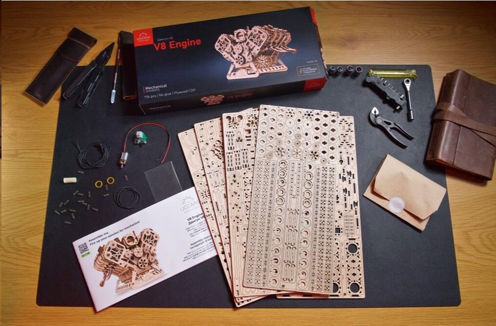 Ugears 3D dřevěné mechanické puzzle Motor V81 