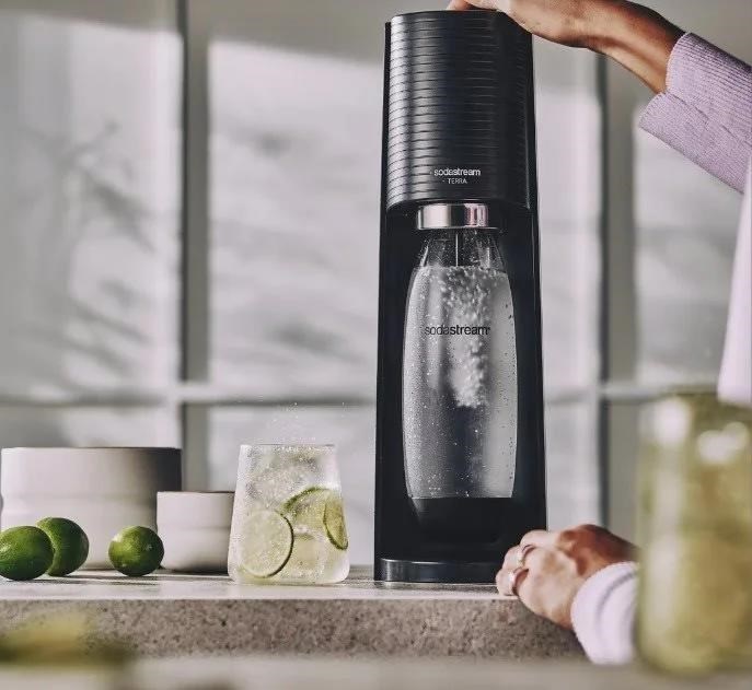 SodaStream Terra Black výrobník sody,  mechanický,  2x 1l láhev SodaStream Fuse,  bombička s CO2,  černý5 