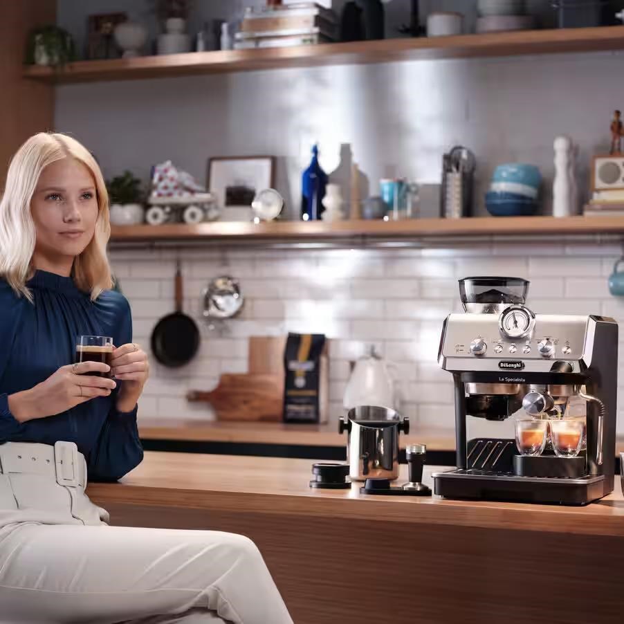 DeLonghi La Specialista Arte pákový kávovar,  1400 W,  vestavěný mlýnek,  parní tryska MyLatte5 