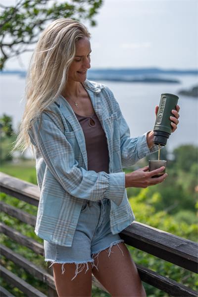 Outin Nano Prenosný espresso kávovar, farba lesná zelená5