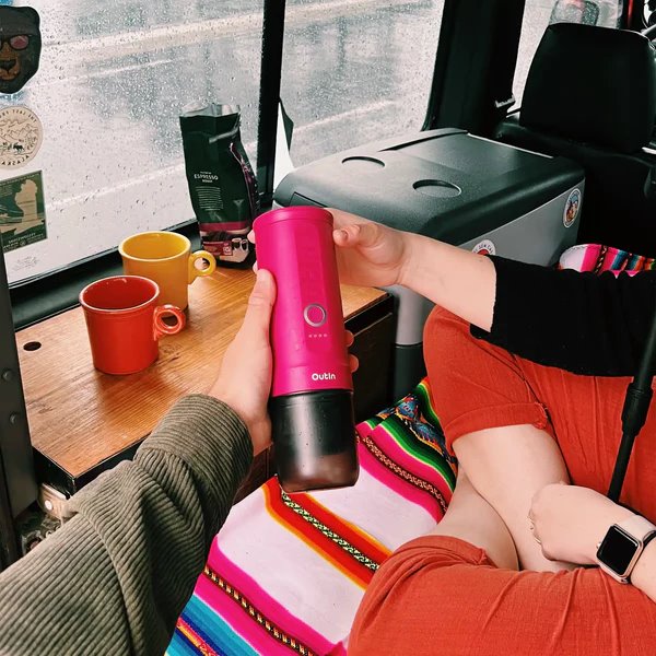 Outin Nano Prenosný espresso kávovar, farba Karmínovo červená 
