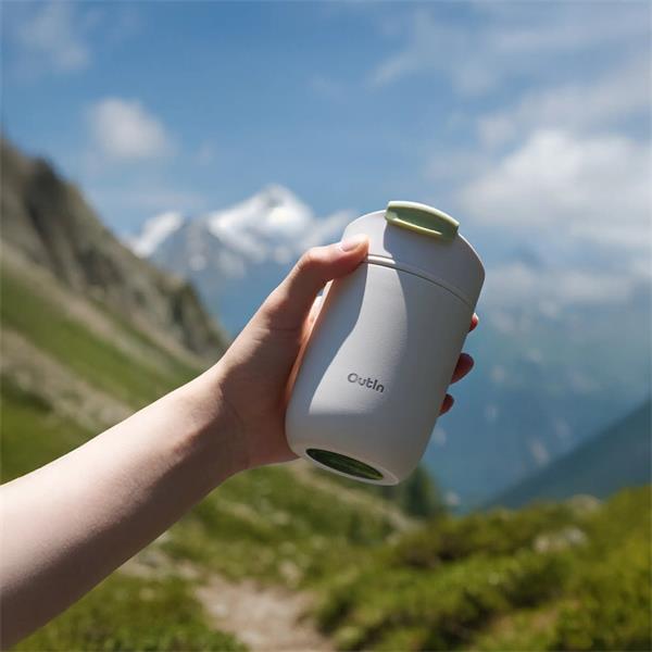 Outin cestovný termohrnček, farba pieskovo biela,  udrží teplé nápoje až 6 hodín a chladné nápoje až 12 hodín 