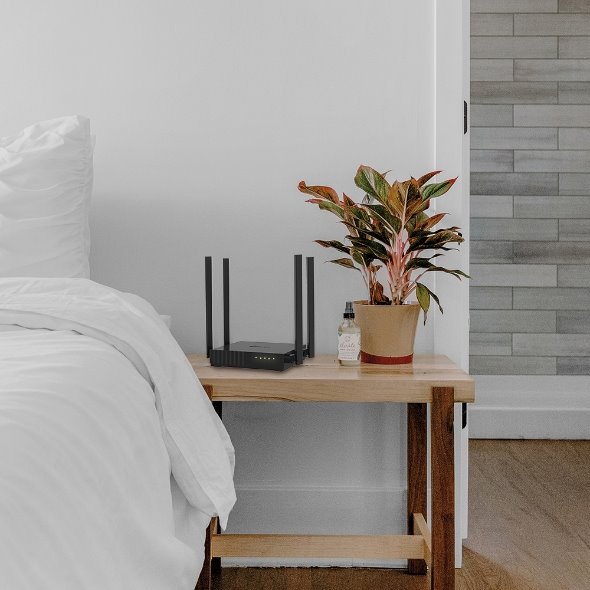 TP-LINK "AC1200 Dual-Band Wi-Fi RouterSPEED: 300 Mbps at 2.4 GHz + 867 Mbps at 5 GHzSPEC: 4× Antennas, 1× 10/100M WAN  