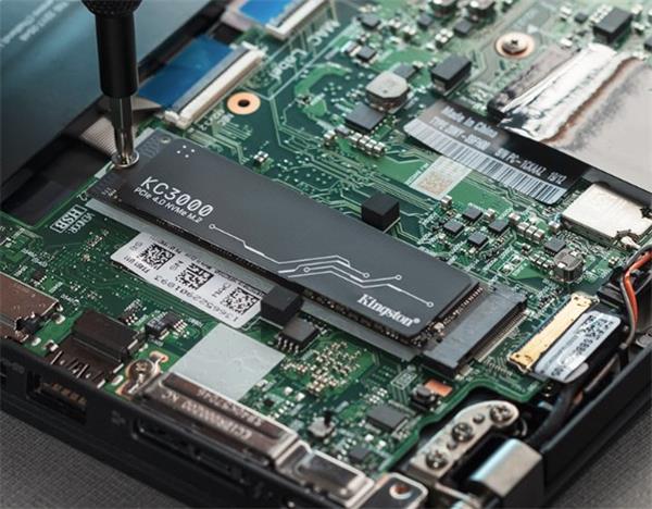 Kingston 2 TB KC3000 PCIe 4.0 NVMe M.2  ( r7000MB/s, w7000MB/s ) 