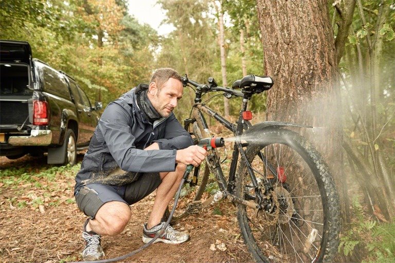 BOSCH Fontus 18V,  akumulátorový venkovní čistič,  18 V,  20 bar,  akumulátor 2.5 Ah 
