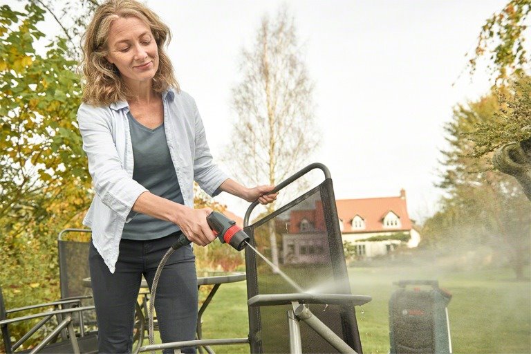BOSCH Fontus 18V,  akumulátorový venkovní čistič,  18 V,  20 bar,  akumulátor 2.5 Ah 