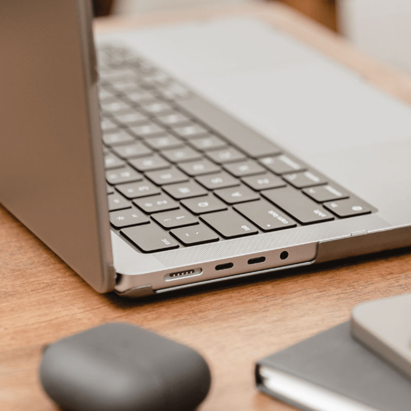 SwitchEasy Hardshell Nude Case pre MacBook Pro 16" 2021/2023 - Stealth Black 