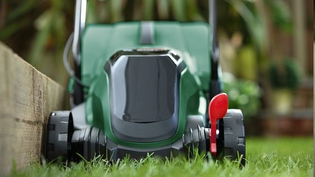 BOSCH CityMower 18V-32-300,  akumulátorová sekačka na trávu,  18 V,  šířka střihu 32 cm,  výška střihu 30–60 mm,  aku 4.0 Ah 